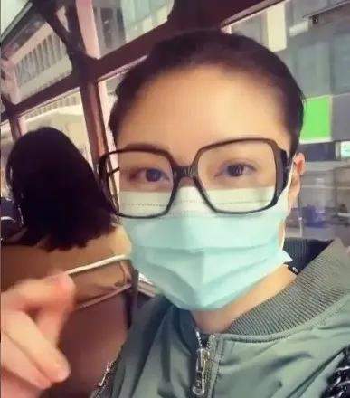 TVB前花旦豪门梦碎,刘恺威前任廖碧儿41岁被百亿富豪退婚,素颜乘公交