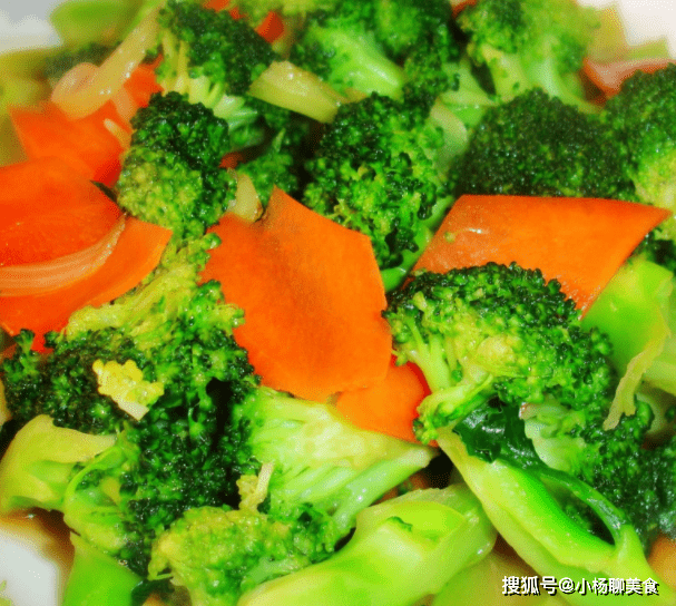 炒西兰花到底要不要焯水?多半人做错了,难怪西兰花一炒就发黑