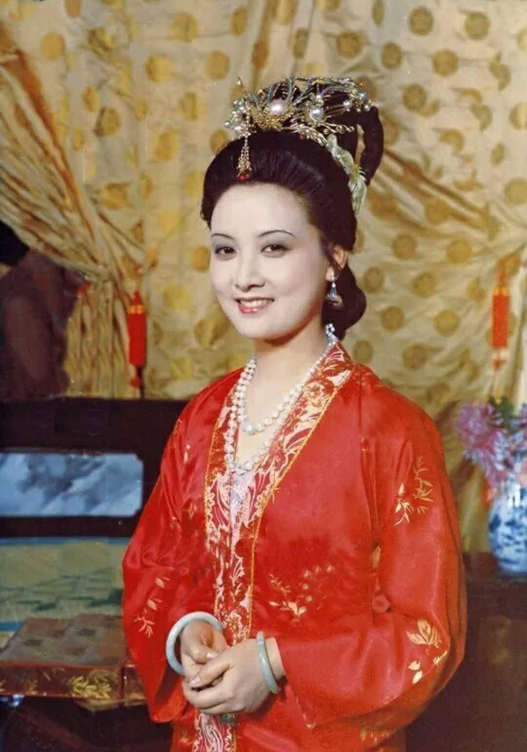 凤姐的短板导致了她的远见不如丫鬟身份的袭人?