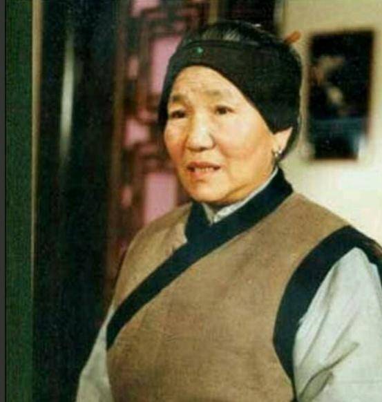 刘姥姥讲“老刘老刘食量大如牛”时,宝钗没跟着众人笑,暴露秘密