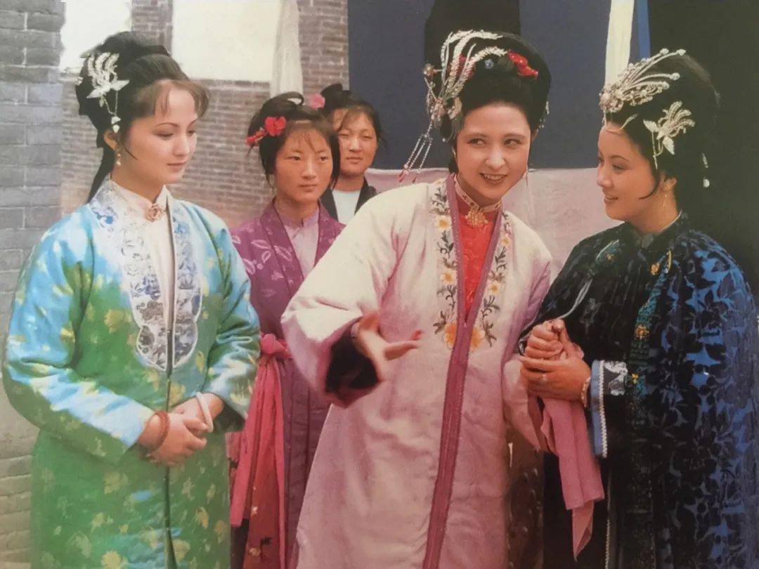 《红楼梦》里,凤姐为什么不把尤二姐扔在小花枝巷子?