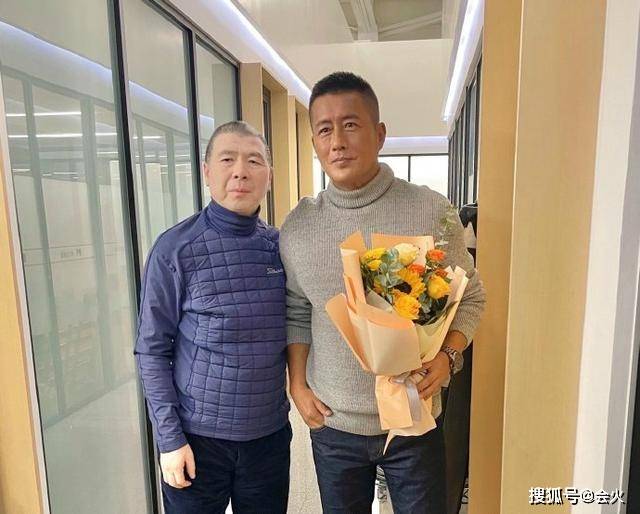 56岁高曙光健壮似小伙,二婚小16岁富商娇妻,直言和江珊婚姻失败