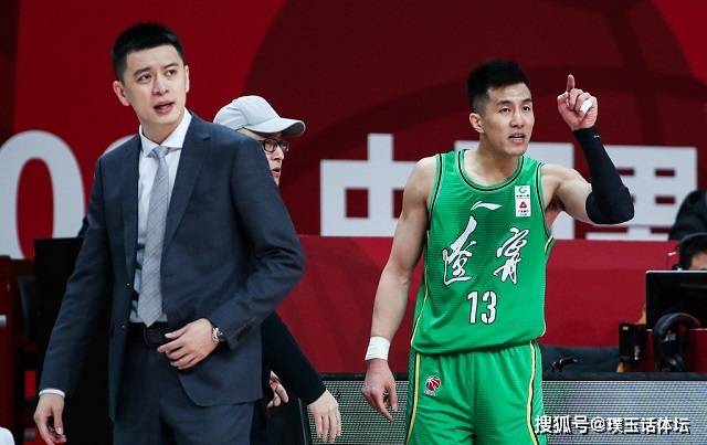 杨鸣忍无可忍3次发火!先怼对手动作大,再怼裁判,最后怼吴昌泽