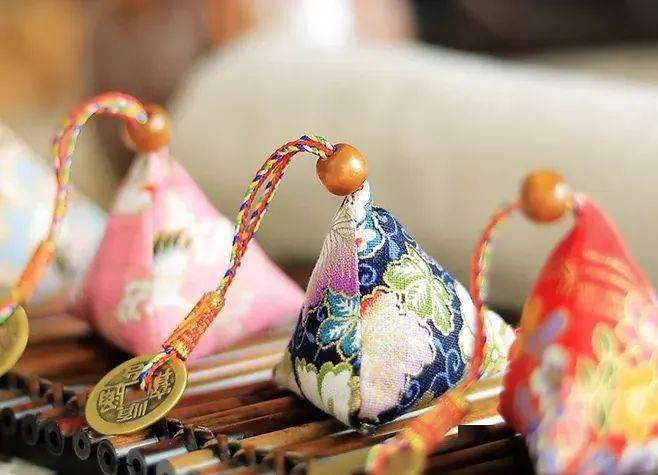 闻一多:端午其实是个龙的节日