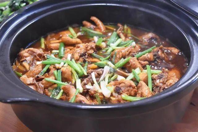 砂锅鸡煲不加一滴水直接焖,越焖越香肉汁浓郁满屋飘香,营养好吃