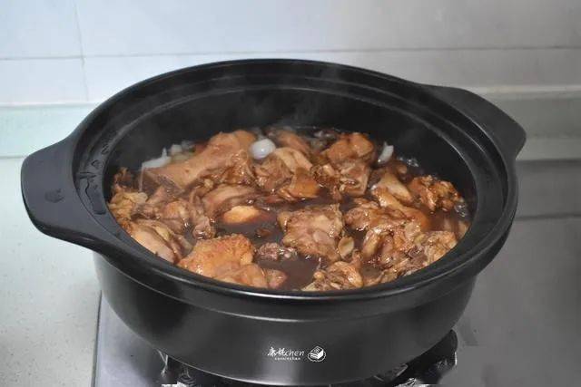 砂锅鸡煲不加一滴水直接焖,越焖越香肉汁浓郁满屋飘香,营养好吃
