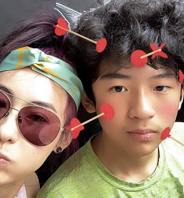 张柏芝晒13岁大儿子Lucas腹肌,被赞最帅星二代,越长越像谢霆锋