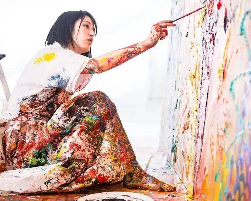 狂野少女”绘画堪比毕加索,8亿人看她作画,作品震惊整个国际画坛