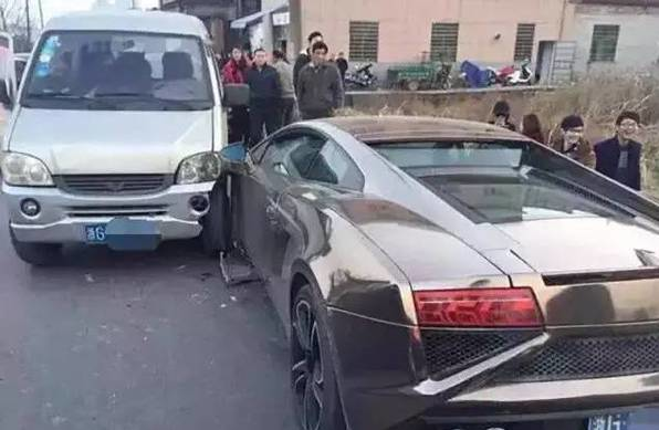 超跑后面为什么都喜欢贴“五菱宏光”?