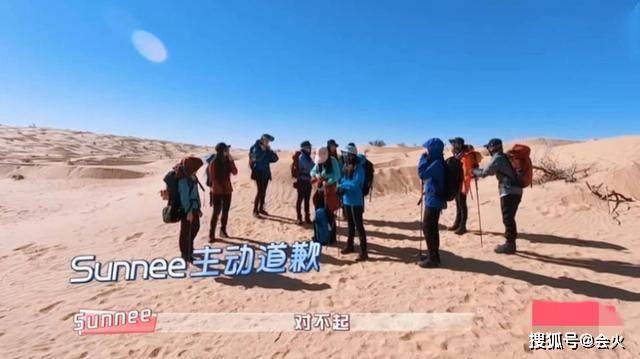 故意抓伤队友?女星上台大力抠对方肚子,六道"血痕"看着都疼!