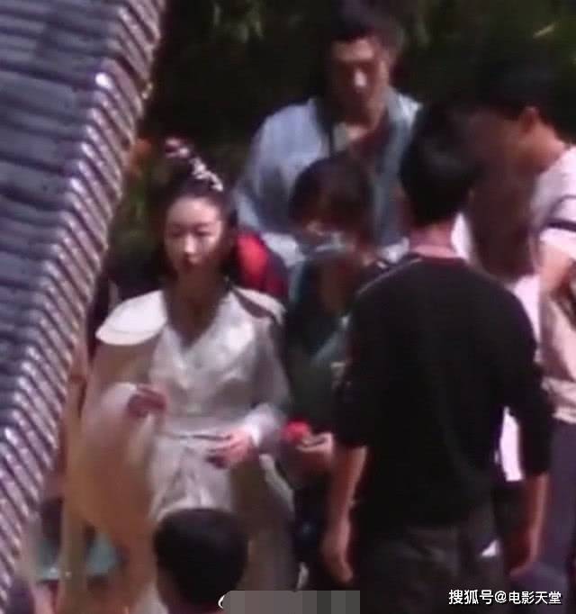周冬雨古装一言难尽,丫鬟相难撑场面?与许凯身高差太大
