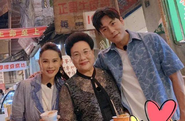 52岁的伊能静凭什么被秦昊宠成老少女,两段婚姻给她留下了什么?