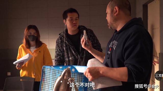 中年演员不容易!《三叉戟》主演躺地上打架,发博宣传却翻车了?