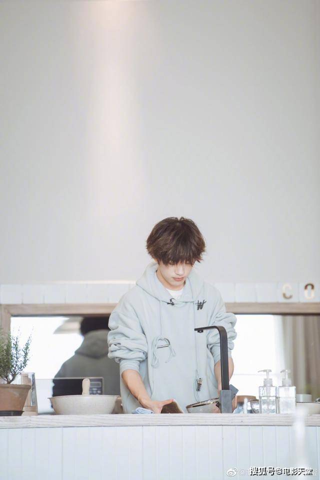 已经有肖战做例子了,易烊千玺粉丝们就不能学着点?
