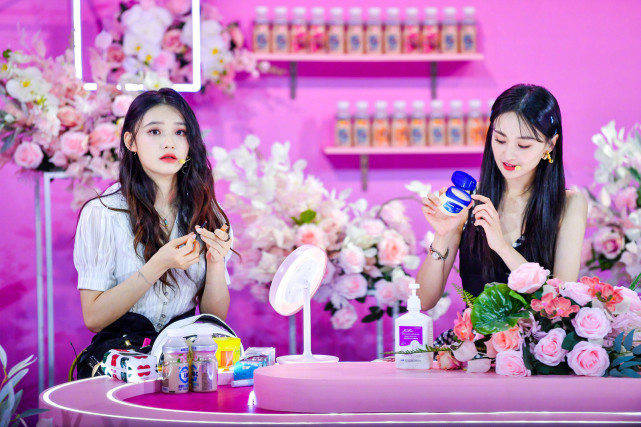 郑爽林允吴昕黄圣依罕见同框,吴昕竟那么胖?郑爽凭美貌碾压全场