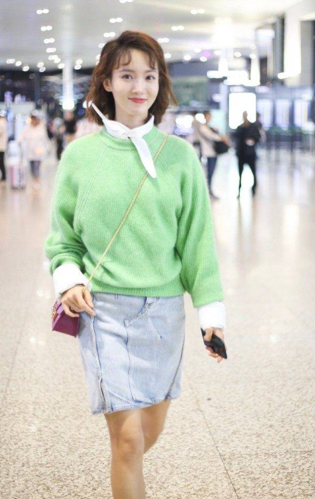 邓伦上直播受到冲击,看李佳琦涂口红时表情动作慢慢凝固