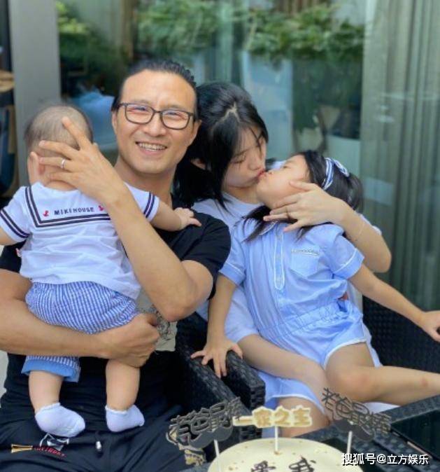 章子怡一家五口为汪峰过节,一个姿势看出他有点重男轻女!