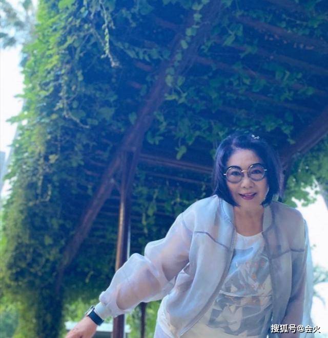 她18岁成"香港公主",却频遇渣男两度离婚,女儿曾7年不愿理她
