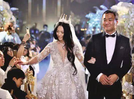 奇女子黄婉佩:出道嫁富豪,已婚还被向佐看上,如今成女企业家