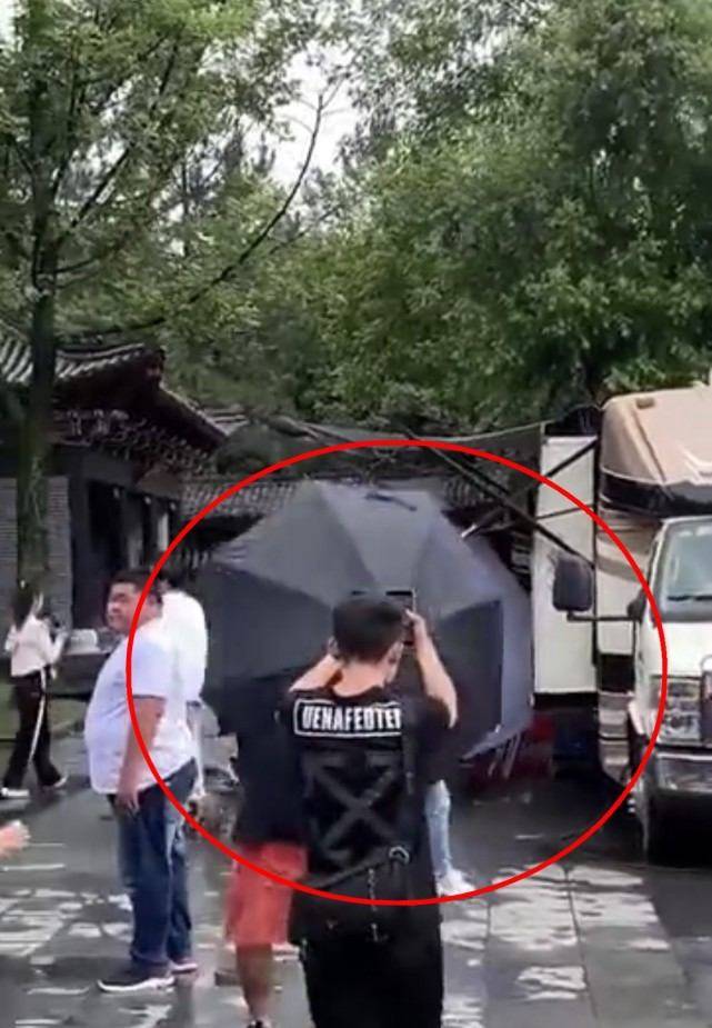 杨紫《青簪行》路透,现身即被超级伞阵包围,还有四五名壮汉开路