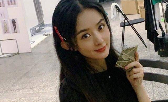 赵丽颖端午节晒自拍笑容甜美,却被造型师偷拍下全过程,表情搞怪