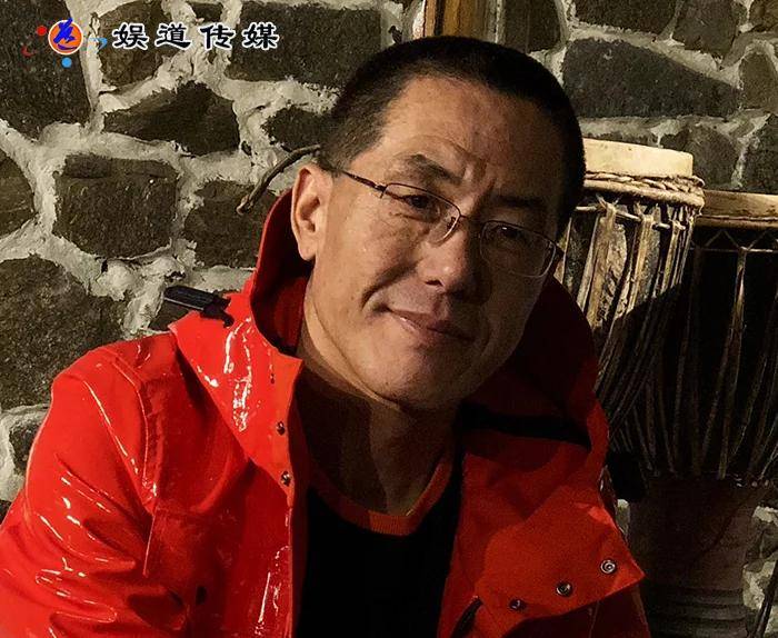 父亲节主题诗歌|著名诗人潘洗尘《坐在垃圾桶上的父子》