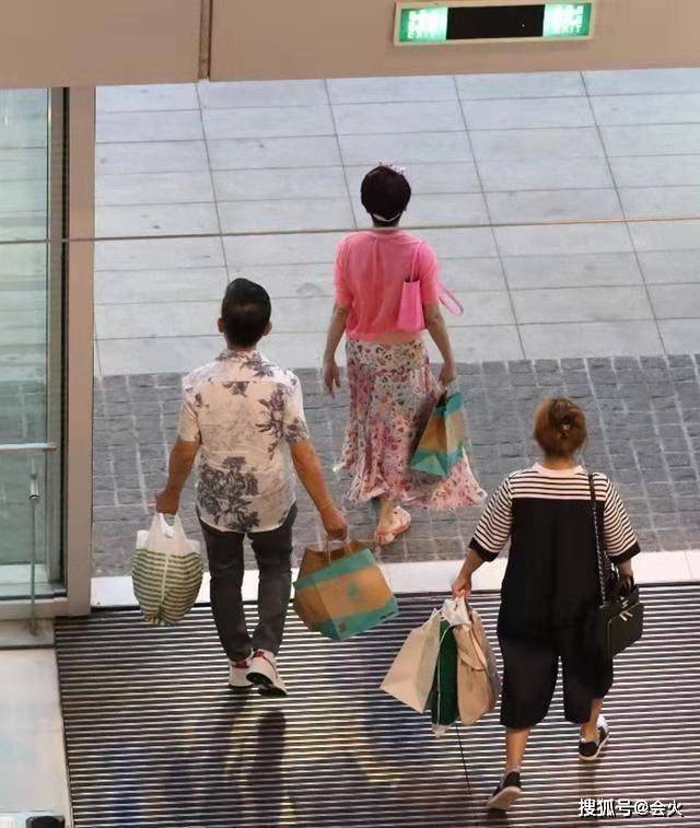 狄波拉风采不减,打扮少女与小11岁丈夫逛商场,对嘴亲吻太腻歪!