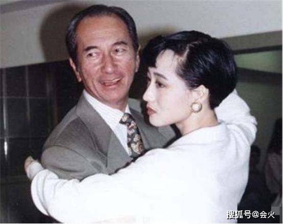 狄波拉风采不减,打扮少女与小11岁丈夫逛商场,对嘴亲吻太腻歪!