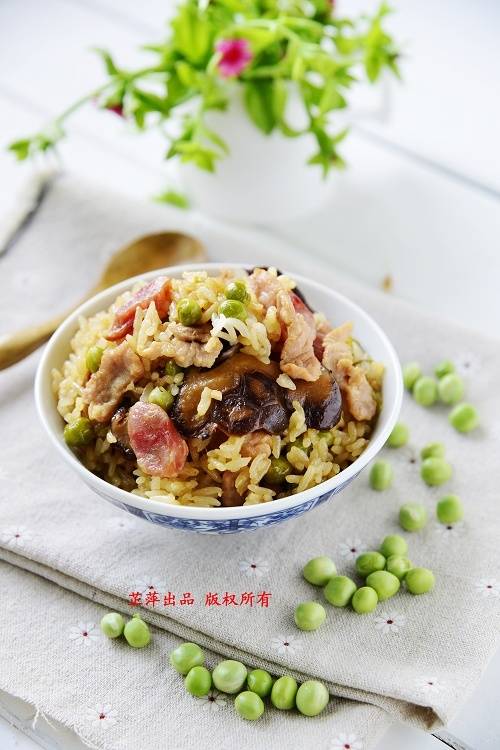 暑天如何做到快速逃离厨房还能享受美味,这样菜饭一锅出是必选—花菇豌豆焖饭