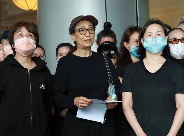 赌王凄凉的长房现状:何超雄自立,何超贤“啃老”,外籍女婿成谜