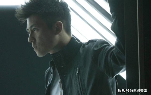 还是你记忆中那个他吗?陈冠希素颜直播,胡子拉碴满脸黑痣