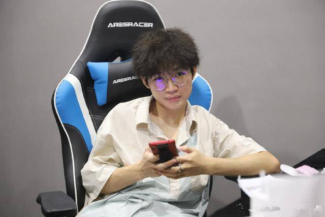 王者荣耀:久诚与教练吵架!谁对谁错?林教练直言,久诚不配职业
