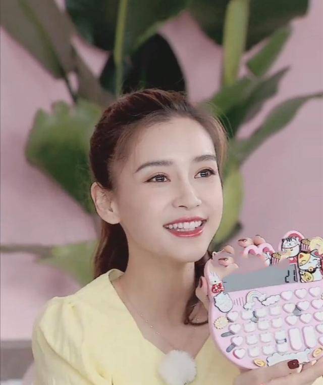 杨颖直播带货砸了?卖力推价值万元美容仪,网友却叫陈赫鹿晗名字