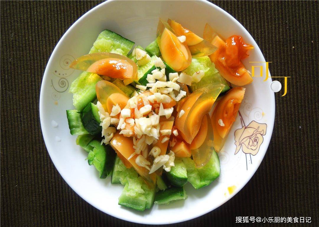 夏天少不了一碗凉拌菜,青瓜配皮蛋,好吃又营养,咋吃都不胖!