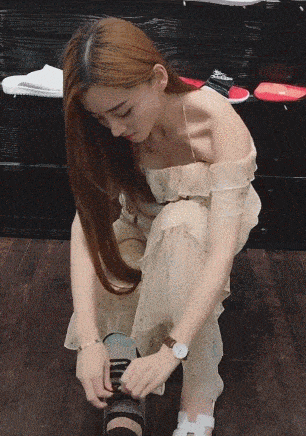 搞笑GIF:新交的女友,大家感觉如何呀?