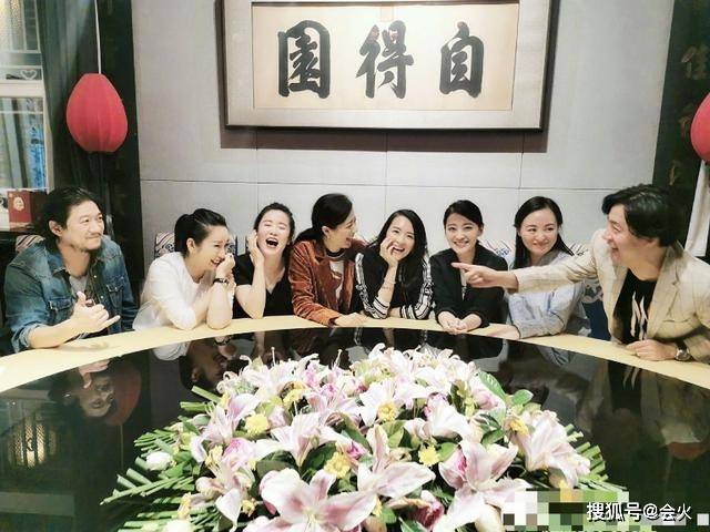 章子怡班长手拿260万包变阔太?昔日同学都成影后,只有她仍不红