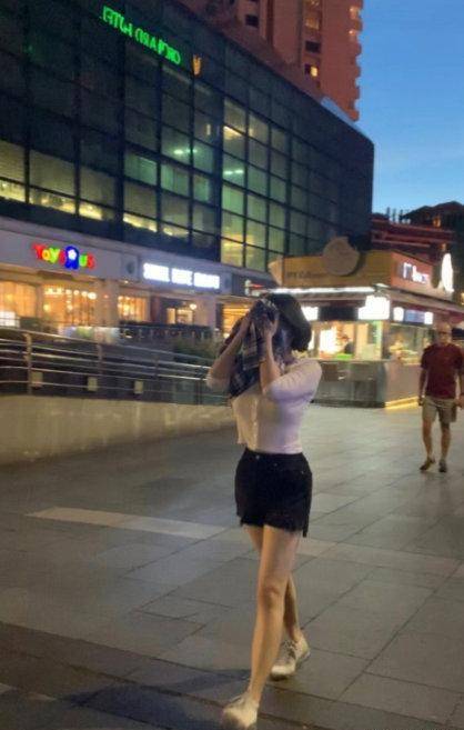 在路人镜头下,许晴身材前凸后翘好不性感,这哪里像51岁?