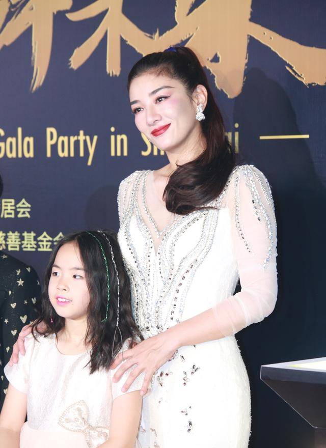黄奕带女儿亮相红毯容光焕发,自称前夫判刑后,没什么太大感觉