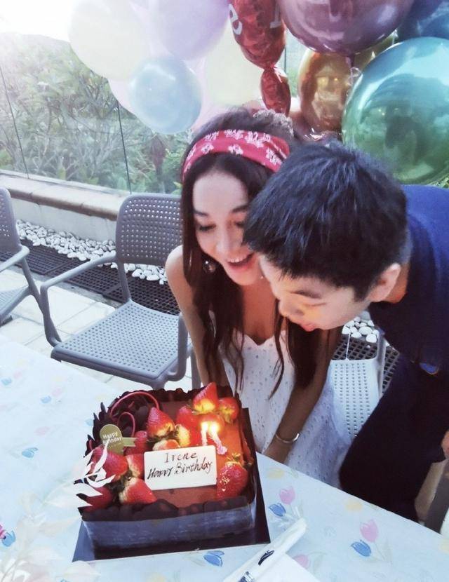 温碧霞54岁生日,丈夫养子左右献吻,何祖光皮肤黝黑毫无富豪气质