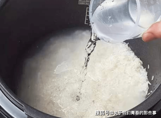 蒸米饭,外行才只用清水!多加2样,松软清甜,颗粒分明,格外香
