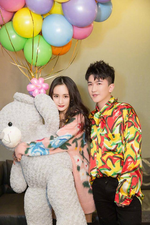 张大大晒与baby杨幂同框照,三人盛装出席活动,例行合影闺蜜情深