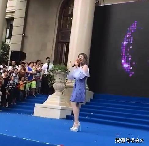 徐怀钰现身商演显心酸,一场演出只赚千元,42岁未婚有一个女儿?