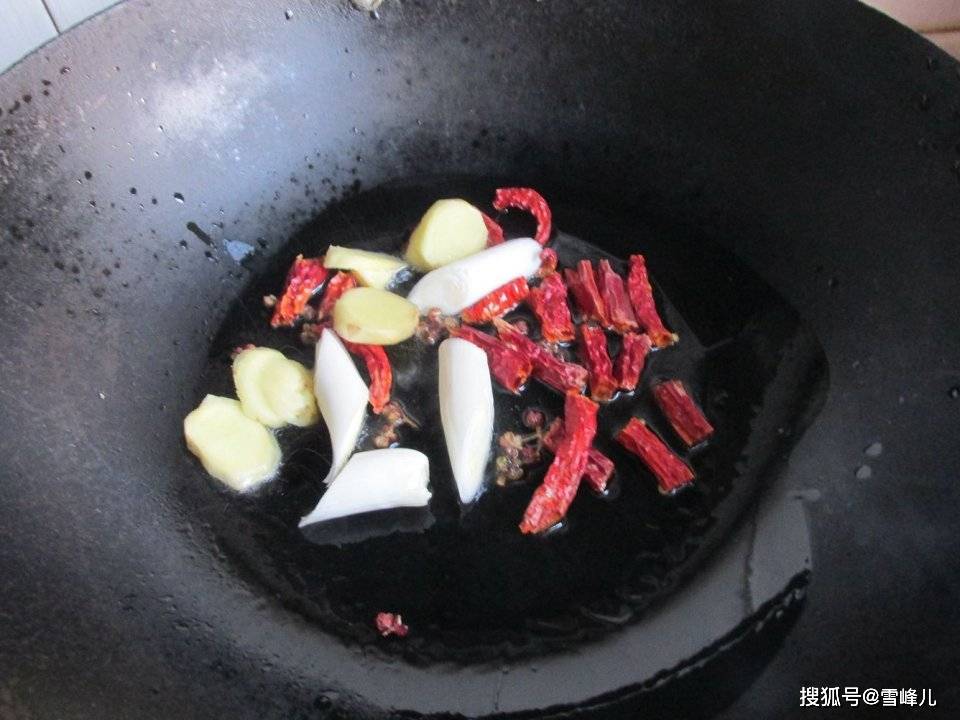 酸菜鱼,鱼片先放还是后放?这步做对了才是酸菜鱼鲜香滑嫩的关键