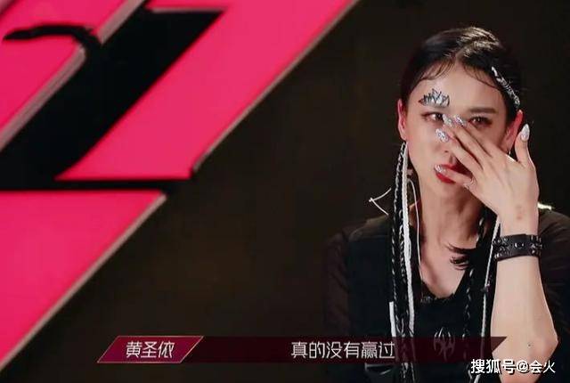 37岁黄圣依近照小腹凸出!被宁静批没自我,却眼圈泛红当场想敬酒