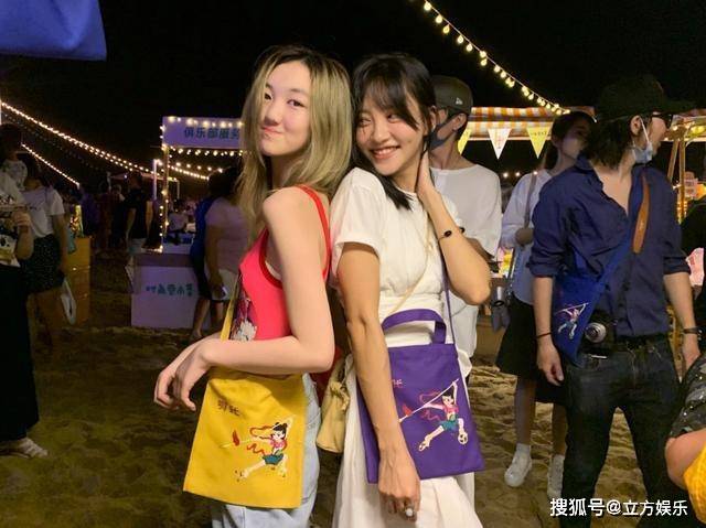 嘴唇已经修复如初?李亚鹏父女七夕参加义卖,李嫣歪头杀似王菲