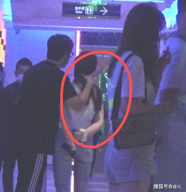 李湘被出轨后直播首秀,一手一个大钻戒,避而不谈心情糟糕的原因