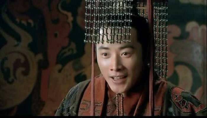 刘备称帝后,汉献帝仰天大笑三声,说了3个字,捅破刘备的真面目