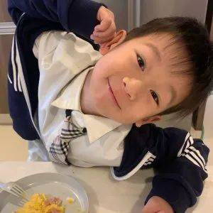 陈浩民老婆扬言要生5胎,经济转差住旧屋,靠直播维生也要拼儿子