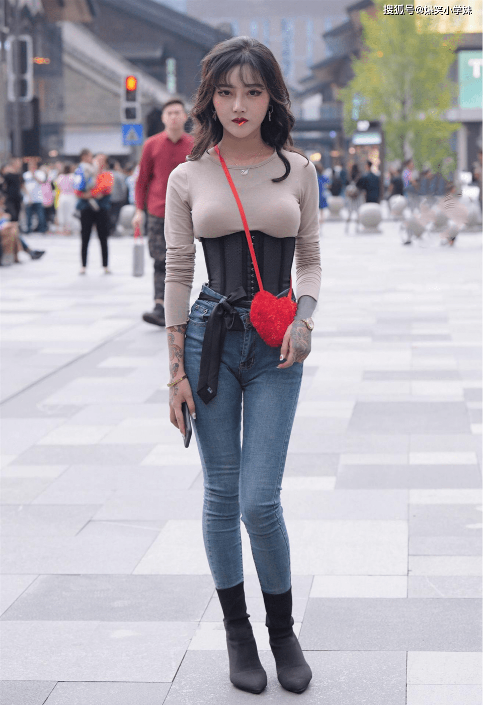 搞笑GIF:本人护士一名,20出头,最近工作多有点憔悴