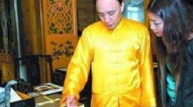 他自称是多尔衮十世孙,在火车站穿黄马褂大闹,扬言要住进故宫